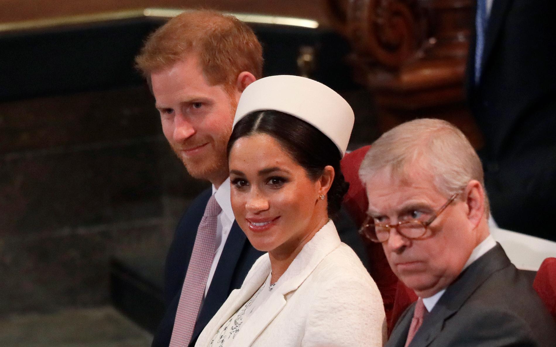 Hertigparet av Sussex, Harry och Meghan, bredvid brittiske prins Andrew (längst fram) tillsammans på ett foto från 2019. Arkivbild.