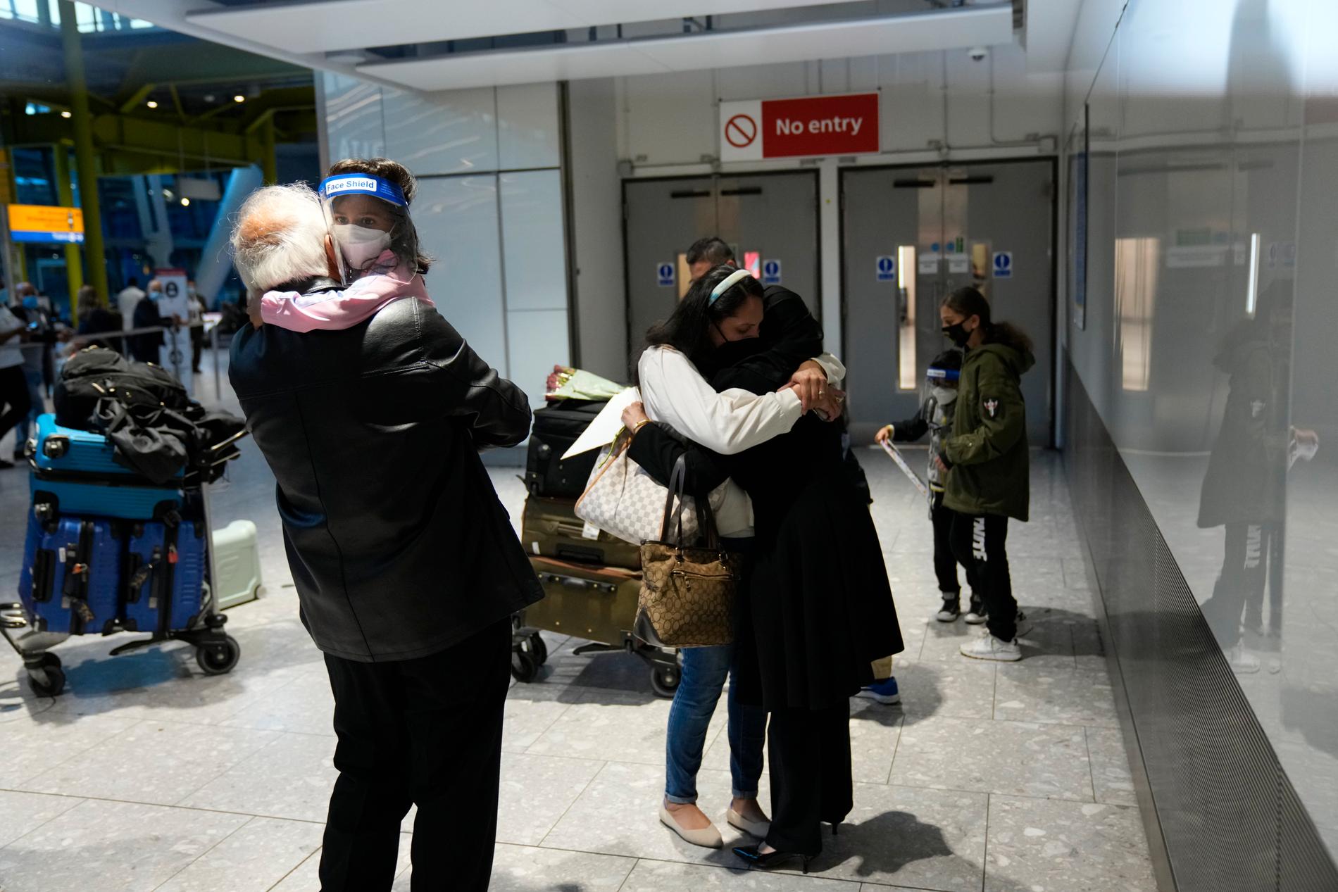 Familjer återförenas på Heathrows flygplats.