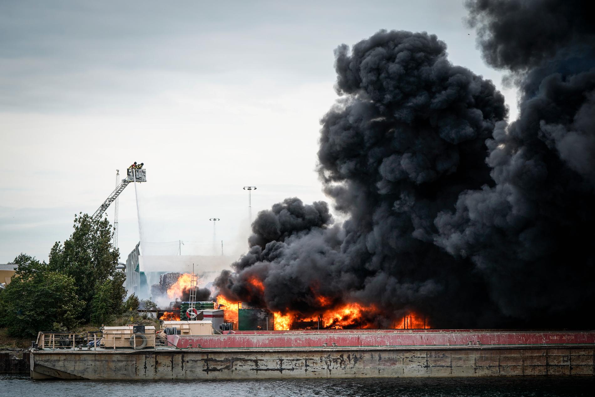 Allmänheten i Norra hamnen i Malmö uppmanades att hålla sig inomhus under torsdagen sedan en brand på en återvinningsanläggning orsakat kraftig rökutveckling i området.