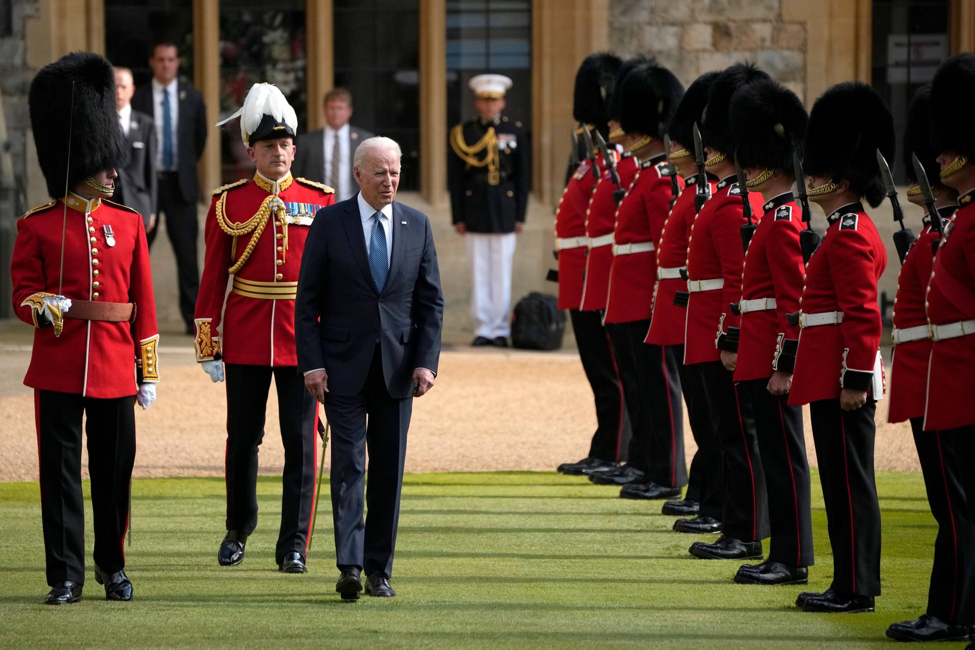 USA:s president Joe Biden inspekterar den brittiska hedersvakten i samband med att han och hustrun Jill Biden besöker drottning Elizabeth på Windsor Castle utanför London.