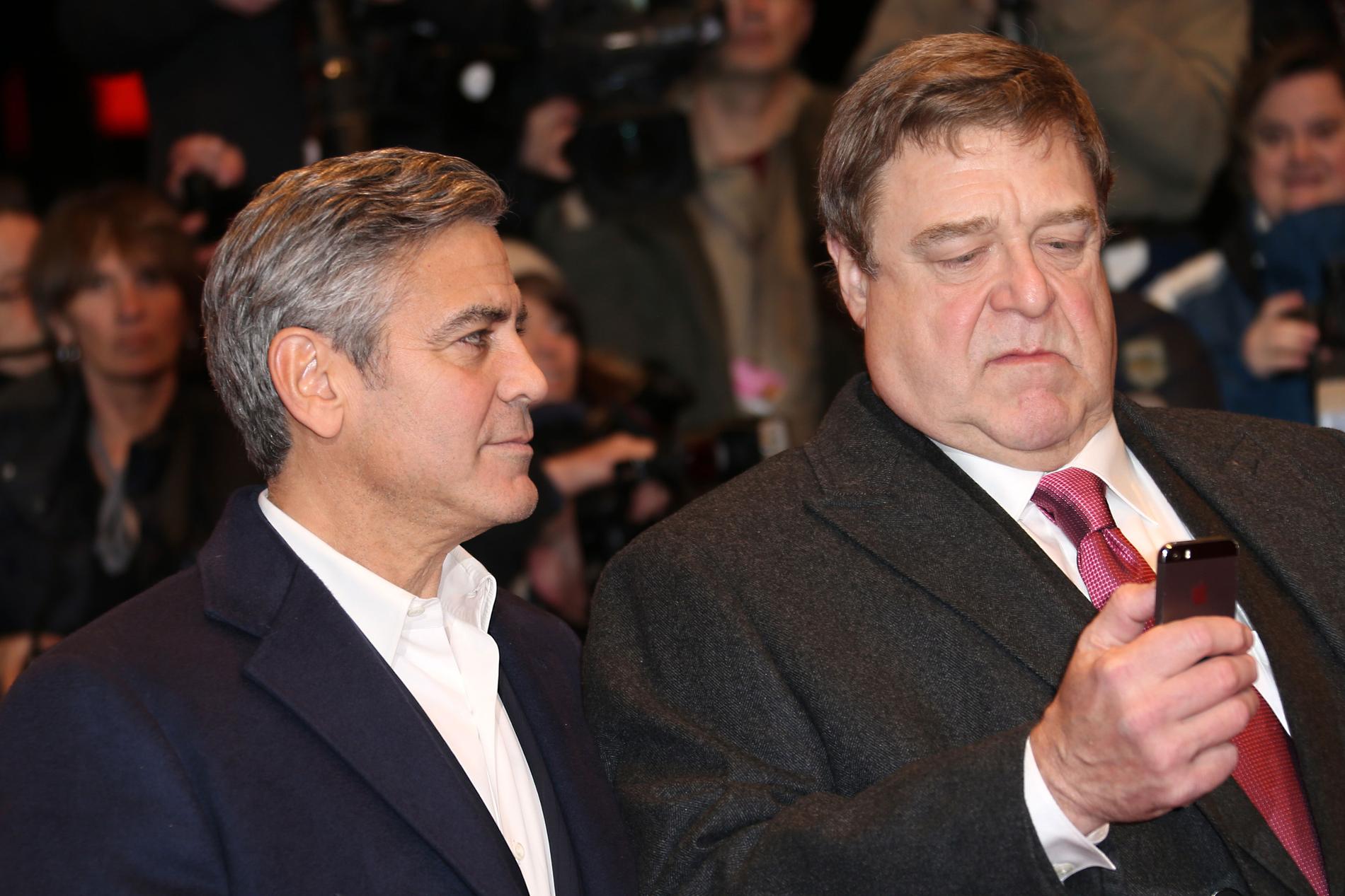 George Clooney och John Goodman på Berlins filmfestival 2014. Båda spelar spelar i ”The Monuments Men”.