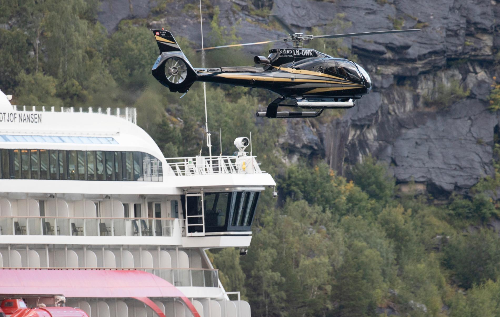 Helikoptrar syns i luften utanför Hellesylt med anledning av filminspelningen. De flesta av filmarbetarna bor ombord på Hurtigruten.