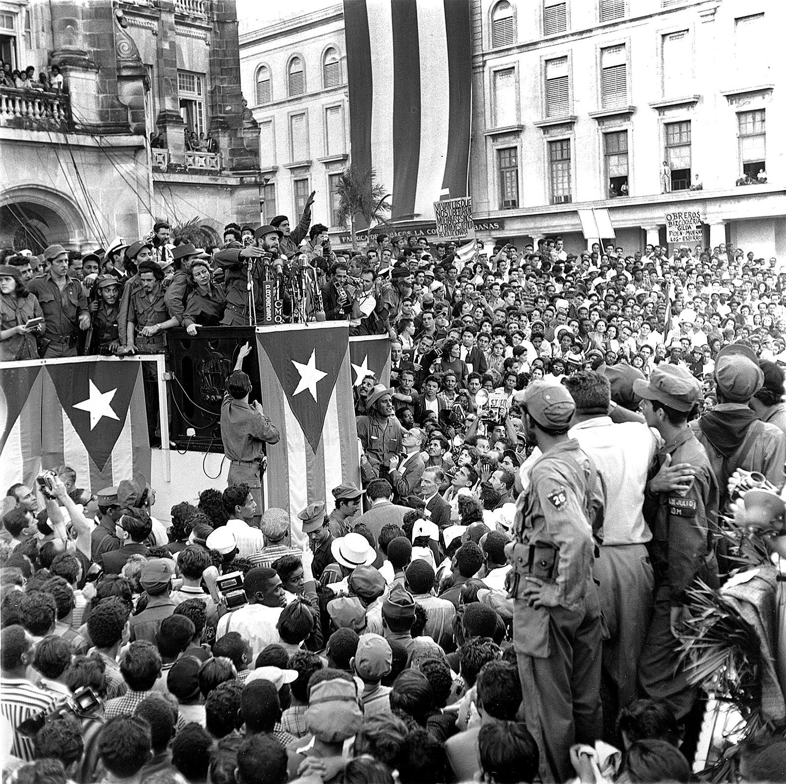 Fidel Castro talar i en park framför presidenpalatset i Havanna efter att regeringen Batista fallit i januari 1959.