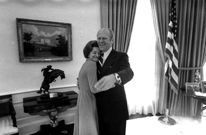 9. Den före detta amerikanske vicepresidenten Gerald Ford (1913–2006) skrev, tillsammans med sina barn, ett brev till hustrun Betty strax efter att hon diagnosticerats med bröstcancer 1974 ”Kära Mamma, inget skrivet ord räcker till för att beskriva vår djupa, djupa kärlek. Vi vet hur fantastisk du är och vi, barnen och pappa, ska försöka att vara lika starka som du. Vår tro på dig och på gud kommer att hjälpa oss. Vår fullständiga kärlek till dig är evig.”