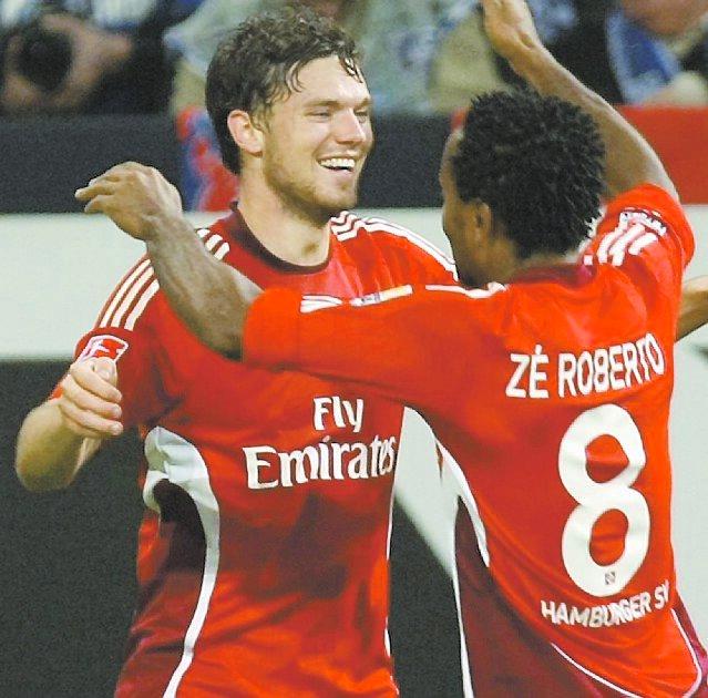 Marcus Berg jublar tillsammans med Zé Roberto efter sett av svenskens mål.