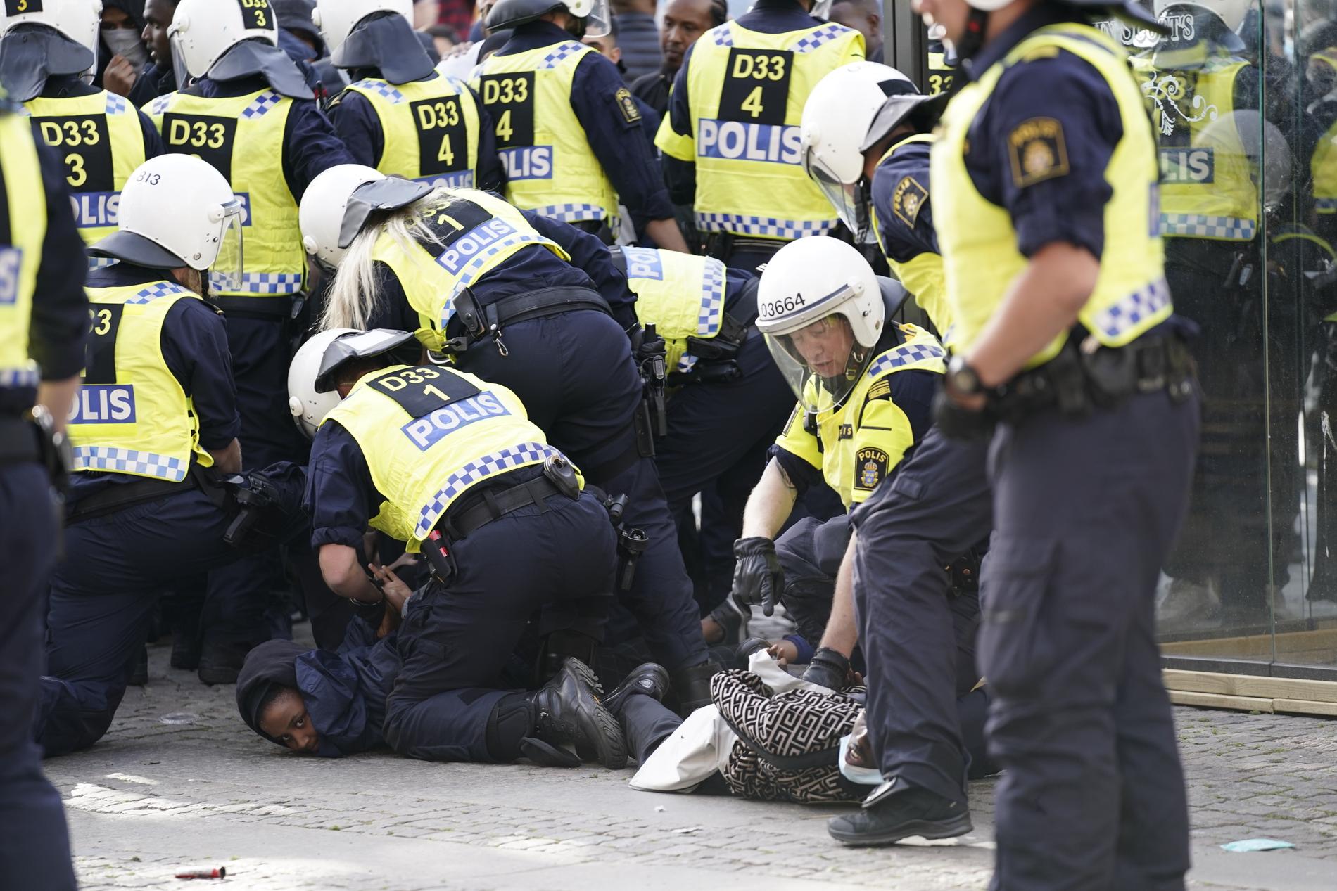 Polisen griper demonstranter i samband med Black lives matter-demonstrationen i Göteborg som samlade runt 2000 deltagare.