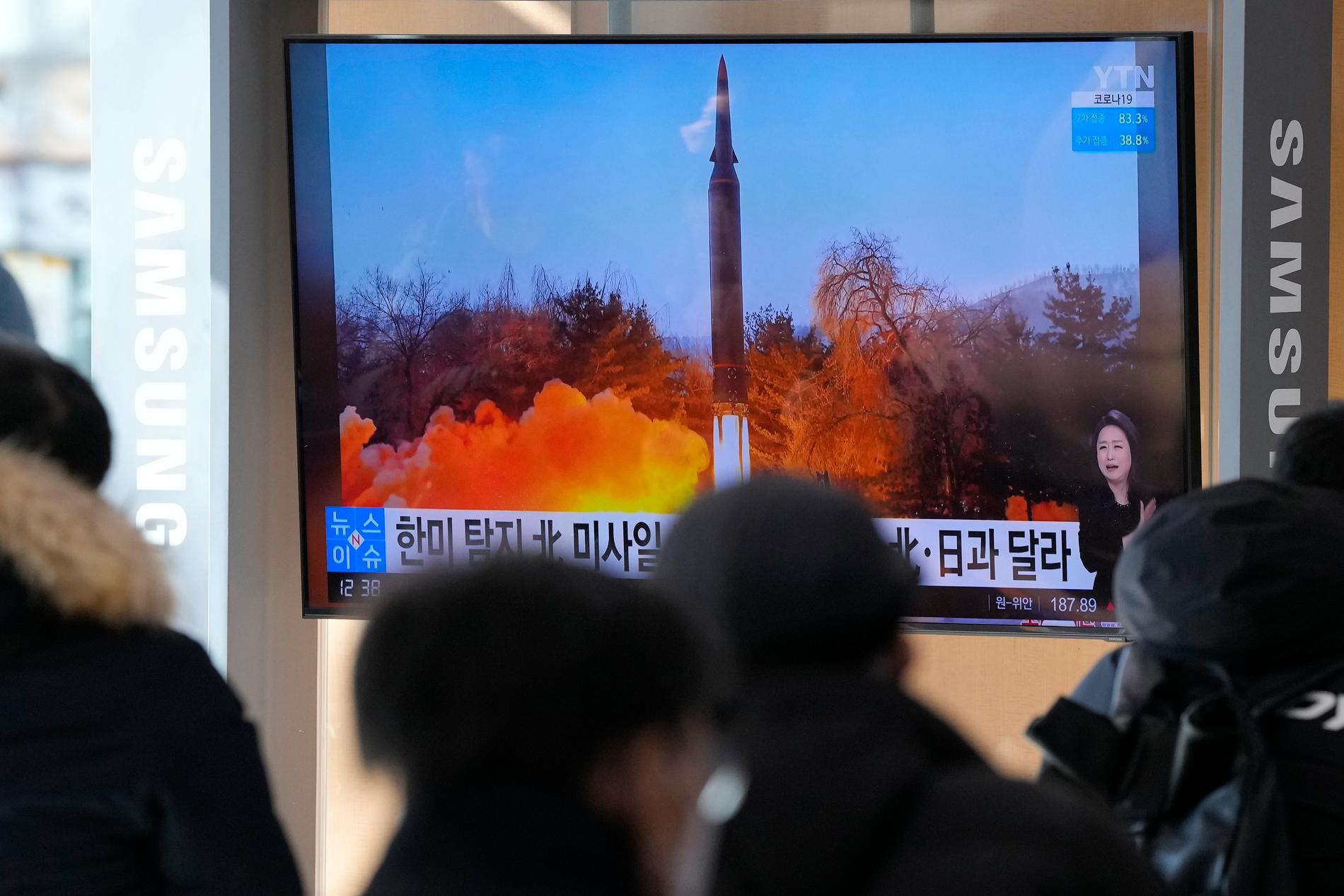 På en storbildsskärm i Seoul visas på torsdagen bilder från Nordkoreas senaste robottest.