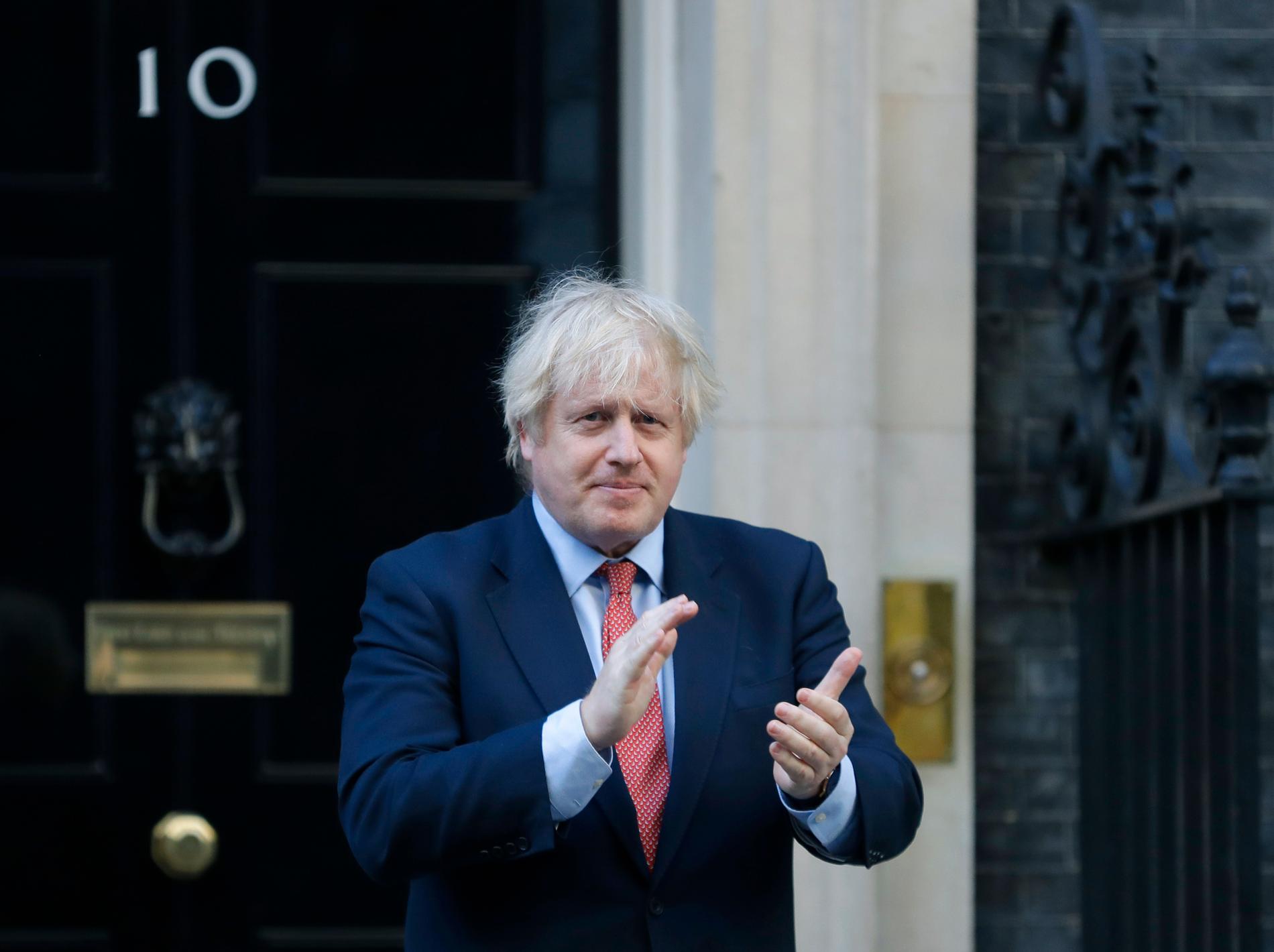 Storbritanniens premiärminister Boris Johnson applåderar vårdpersonal utanför 10 Downing Street i London.