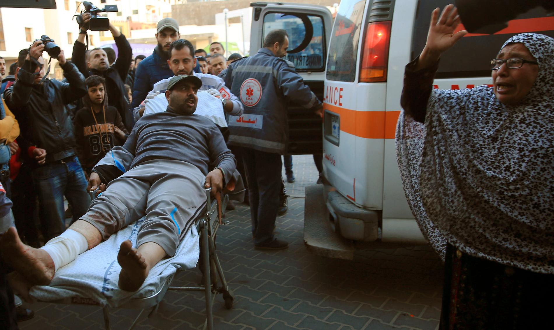 En av personerna som skottskadades vid protester på Gazaremsan på fredagen.