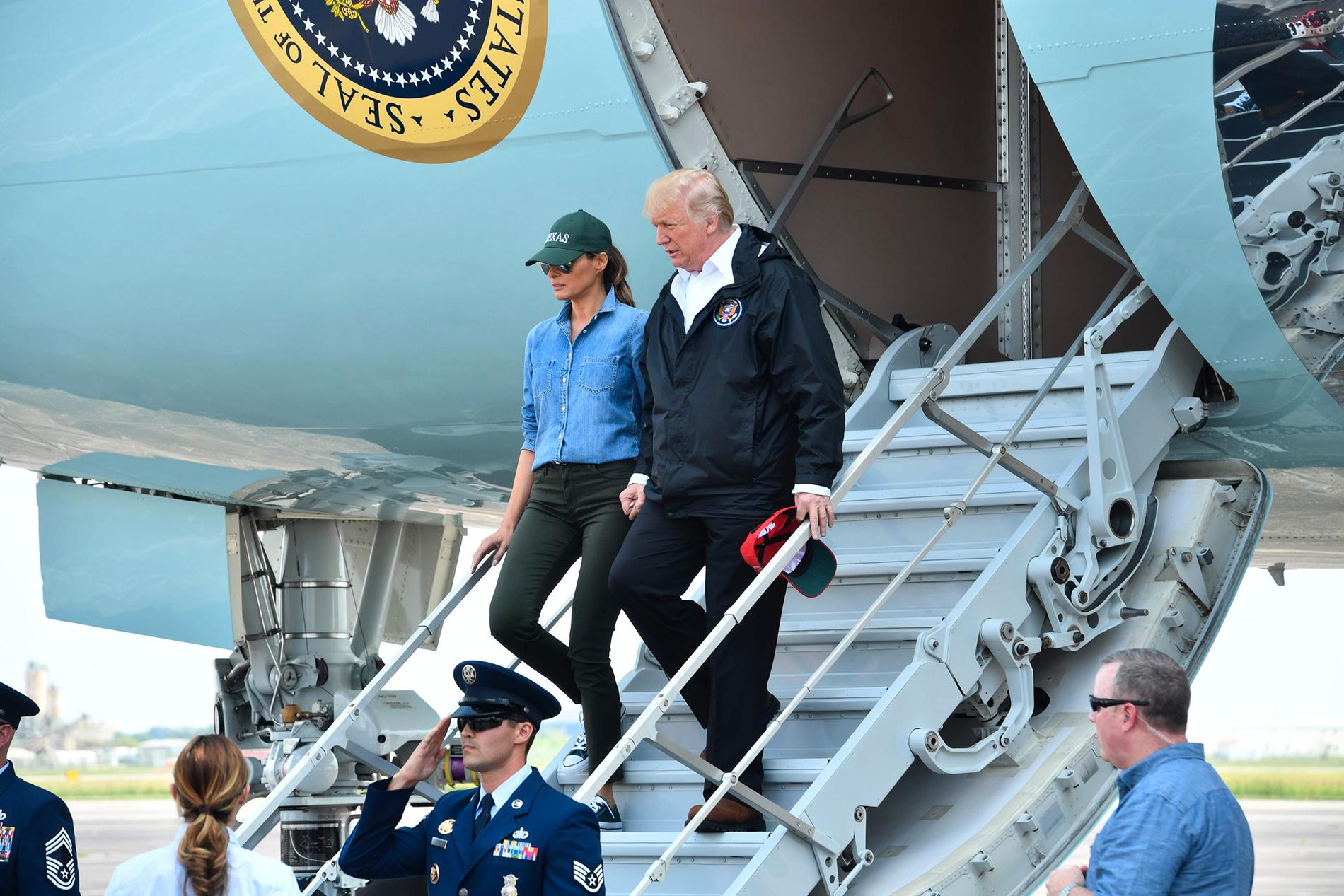 Donald Trump och Melania Trump kliver av Air Force 1.