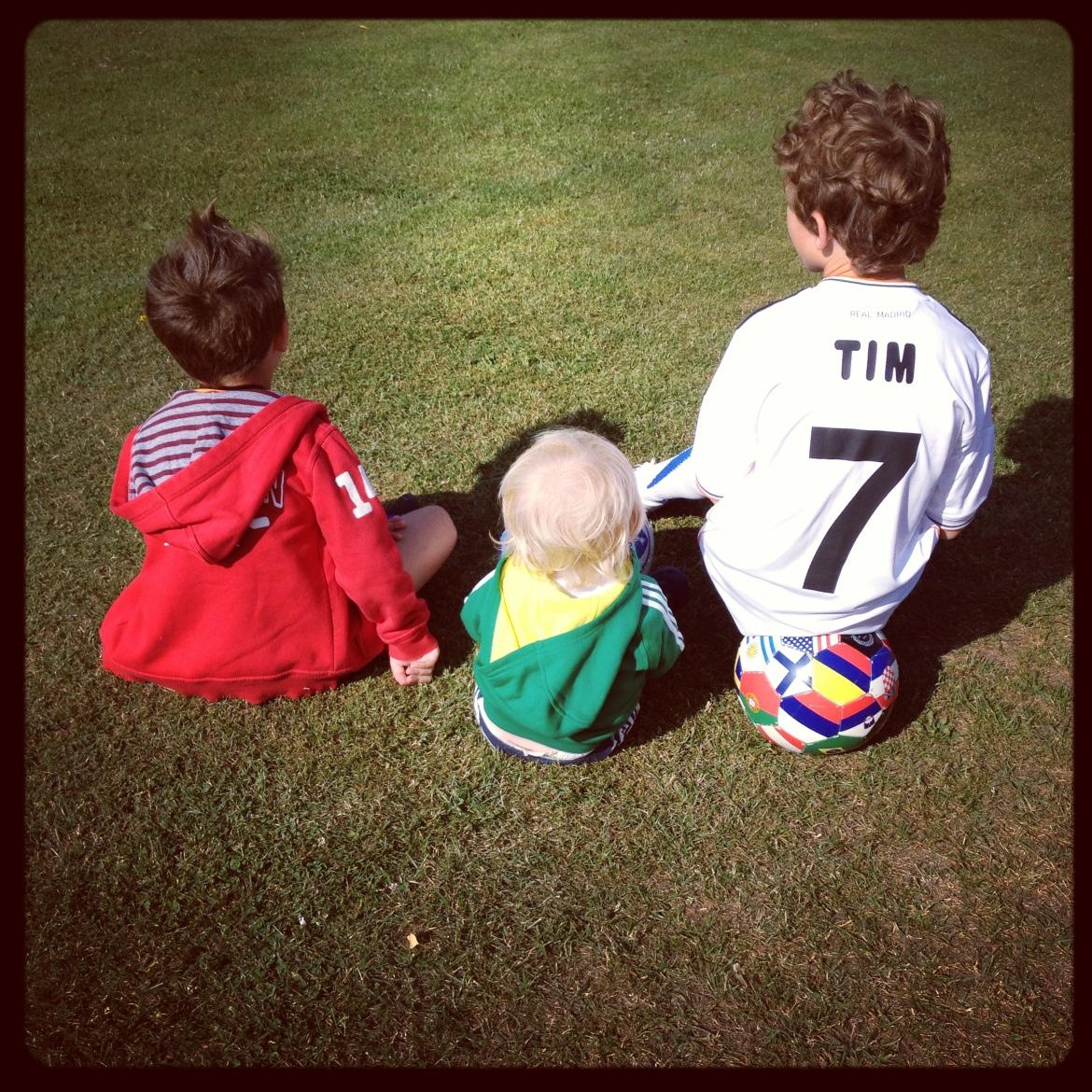 Bröderna Tim, Oliver och Love väntar på att fotbollsskolan i Torekov ska börja.