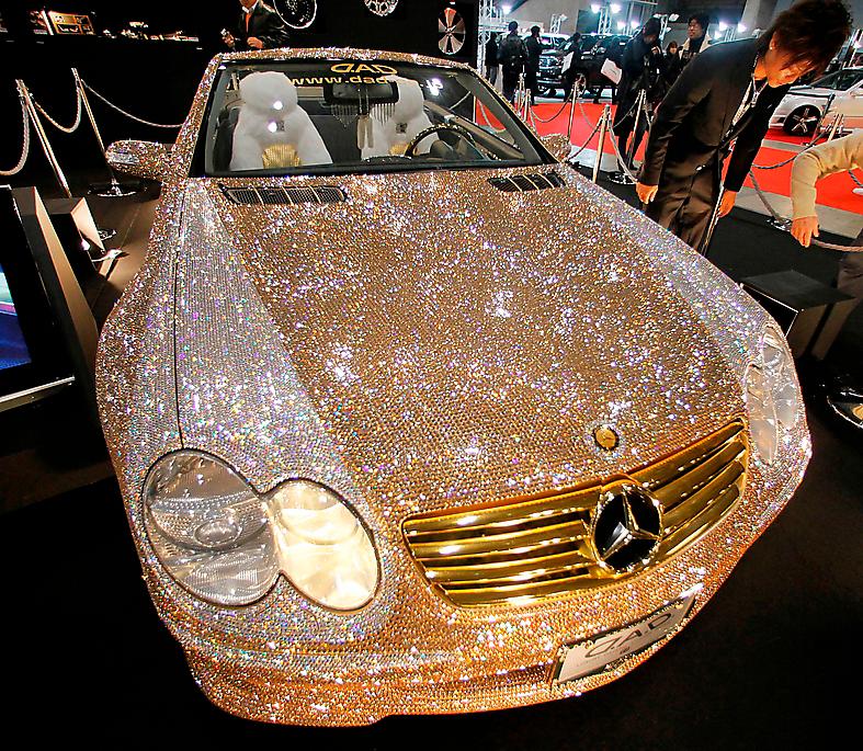 En Mercedes-Benz SL-600 smyckad med Swarovskikristaller.