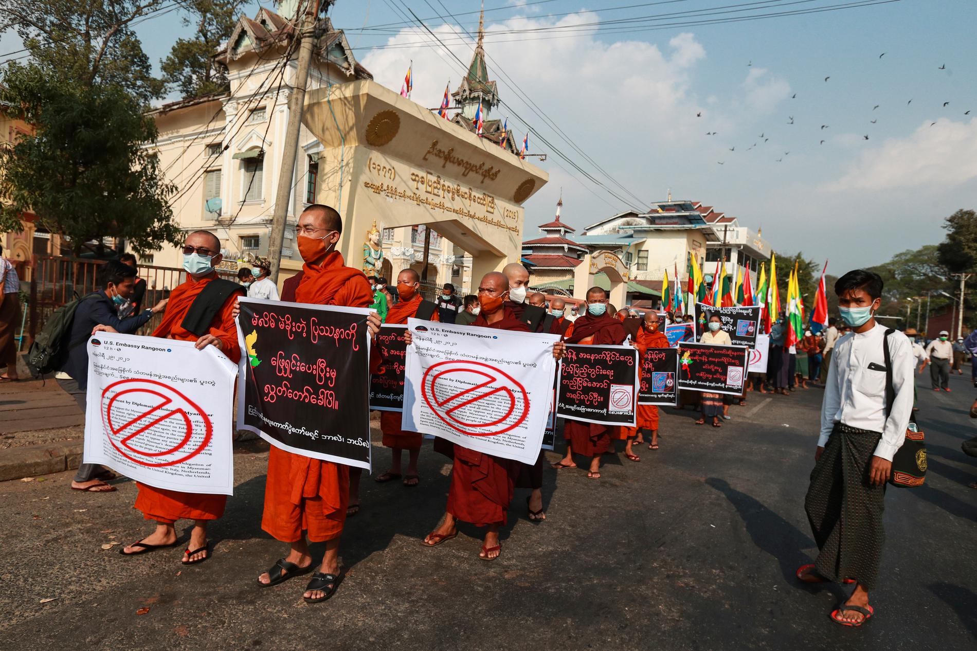 Buddhistmunkar i Rangoon i lördags, i en protest mot misstänkt valfusk.