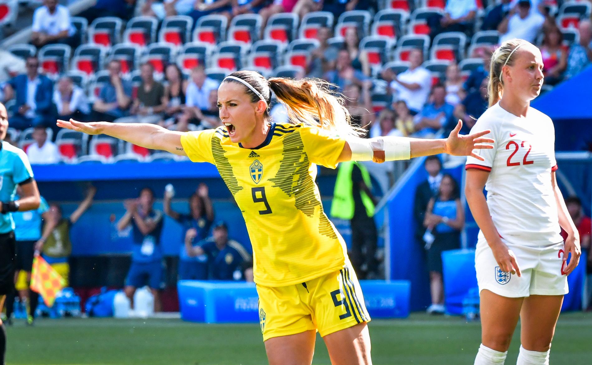 Kosovare Asllani och resten i det svenska damlandslaget får rikta in sig på ett OS, i stället för fotbolls-EM, sommaren 2021. Arkivbild.
