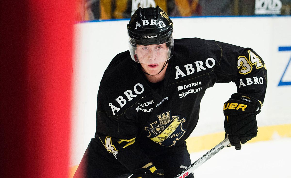 Michael Lindqvist, AIK, fälls för filmning.