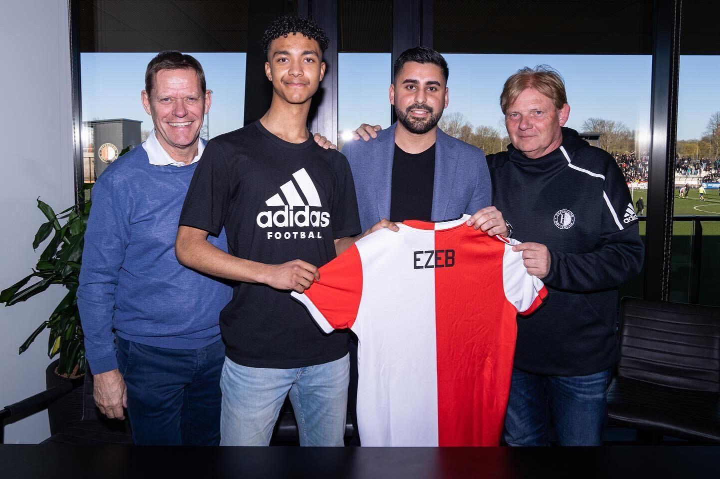 Ezeb med Feyenoord-tröjan.
