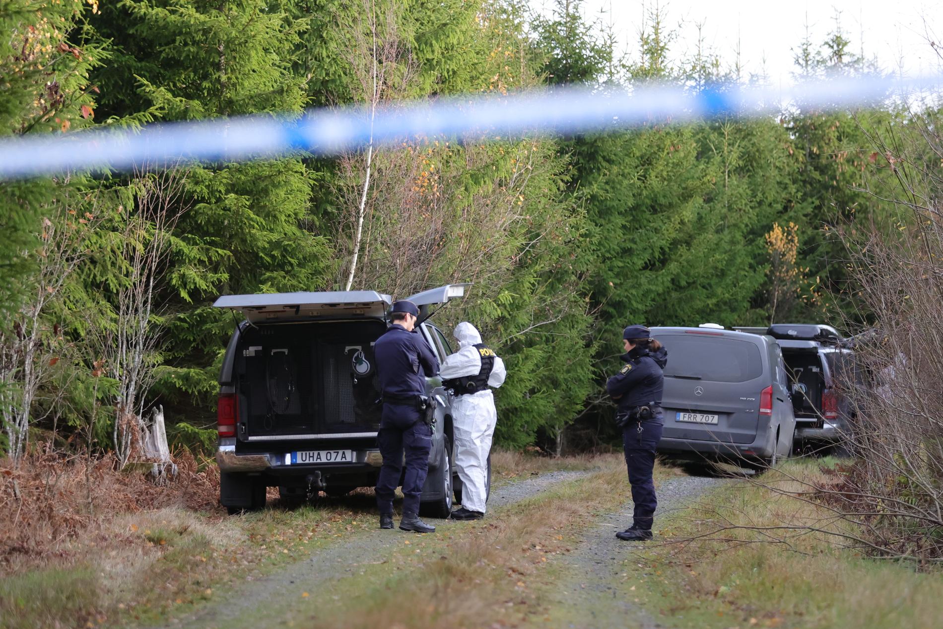 Polisens tekniker på platsen utanför Vetlanda där den försvunna 21-åriga kvinnan från Vetlanda hittades död. De båda misstänkta kvinnorna har erkänt att de flyttat på kroppen, men ingen av dem har erkänt mord. Arkivbild.