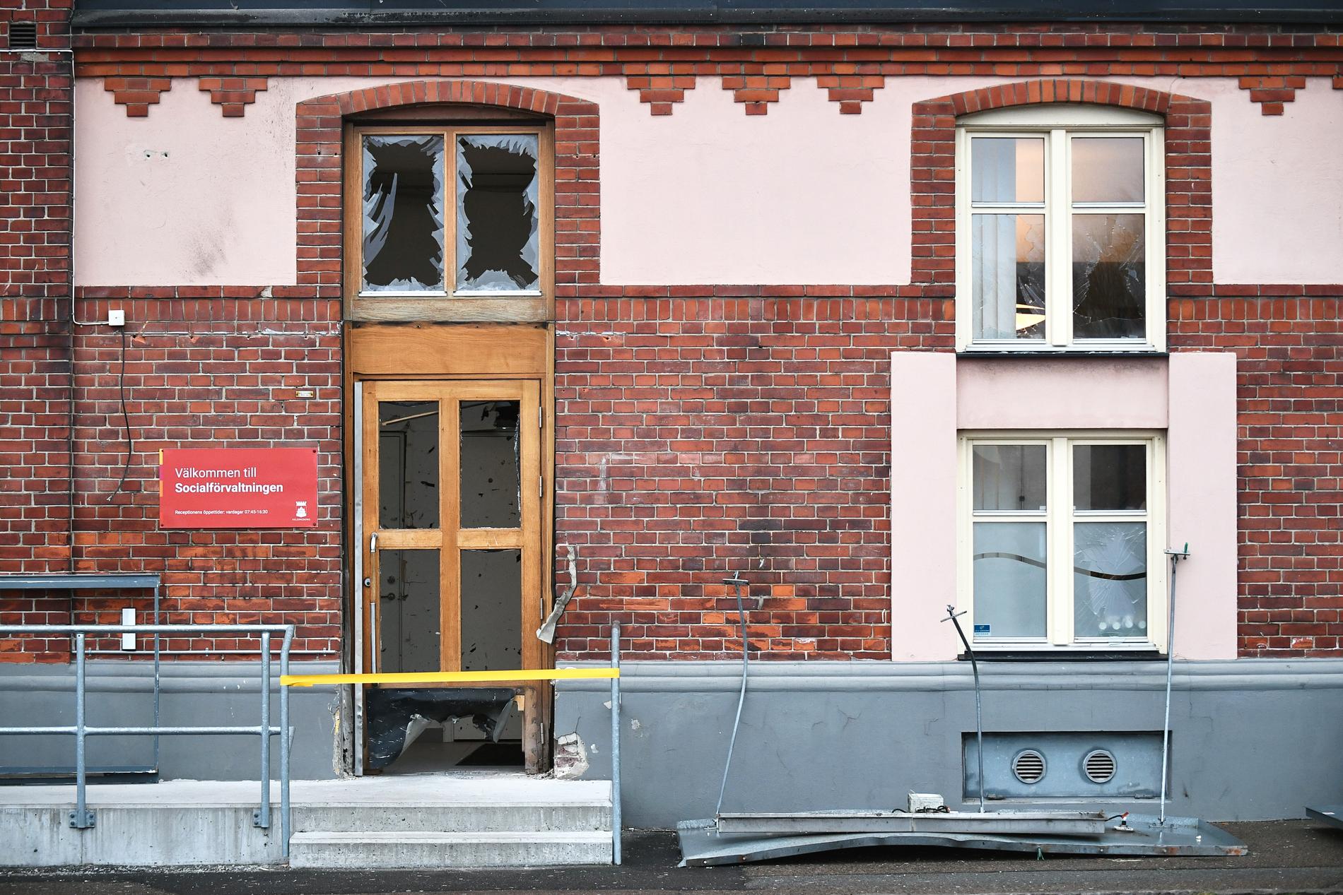 Några timmar efter polisens tillslag mot en lägenhet i Helsingborg skedde en explosion vid socialförvaltningens lokaler.