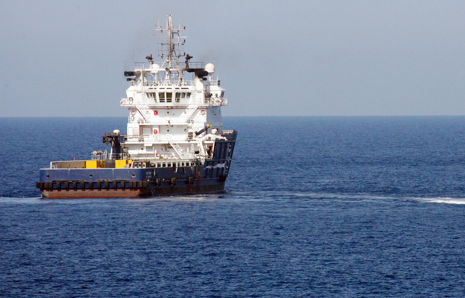 Kustbevakningens fartyg KBV 001 Poseidon var ett av fartygen som bogserade bulkfartyget i säkerhet. Arkivbild.