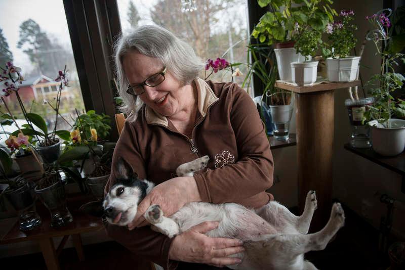 Har ont hela tidenRenja Jonasson, 66, drömmer om ett läkemedel som hjälper mot fibromyalgi och som tar bort de svåra och kroniska smärtorna. Trots att sjukdomen gör att hon blir extremt trött och orkar väldigt lite, njuter hon ändå av att ­gulla med hunden Lonely