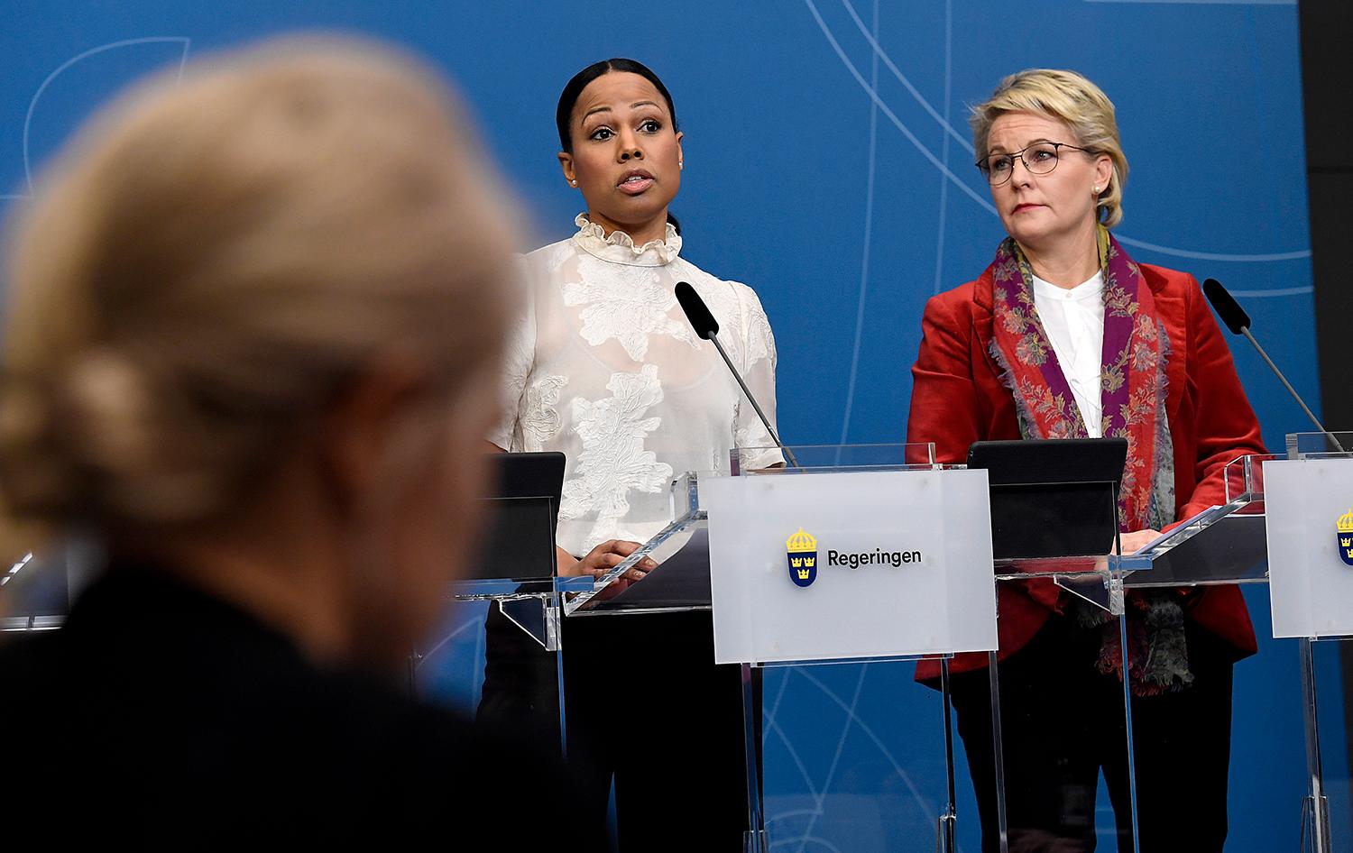 Demokrati- och kulturminister Alice Bah Kuhnke med Hillevi Engström (M) på presskonferensen där Anna Carlstedt utsågs till ny samordnare för våldsbejakande extremism.