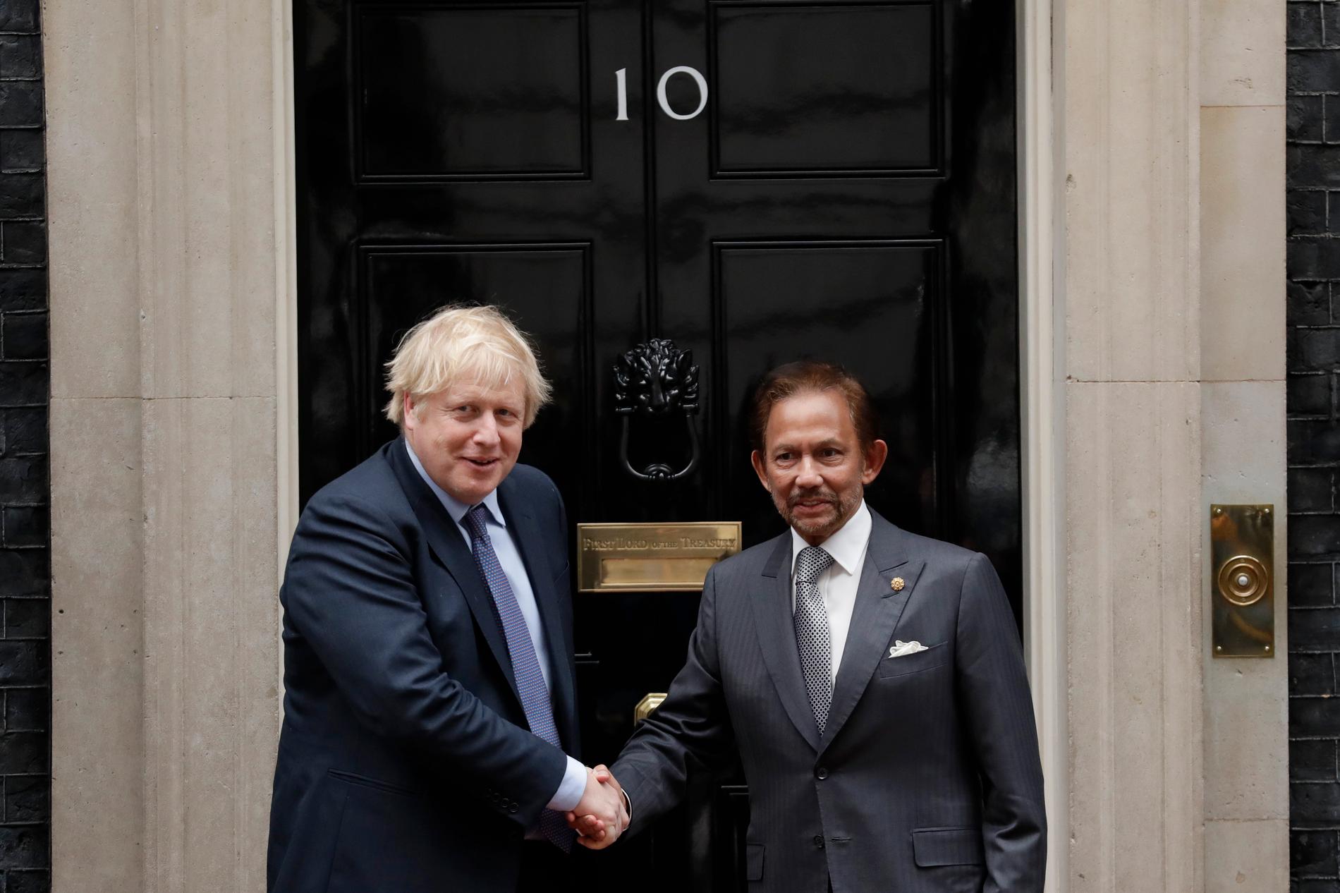 Storbritanniens premiärminister Boris Johnson tillsammans med Bruneis sultan Hassanal Bolkiah.