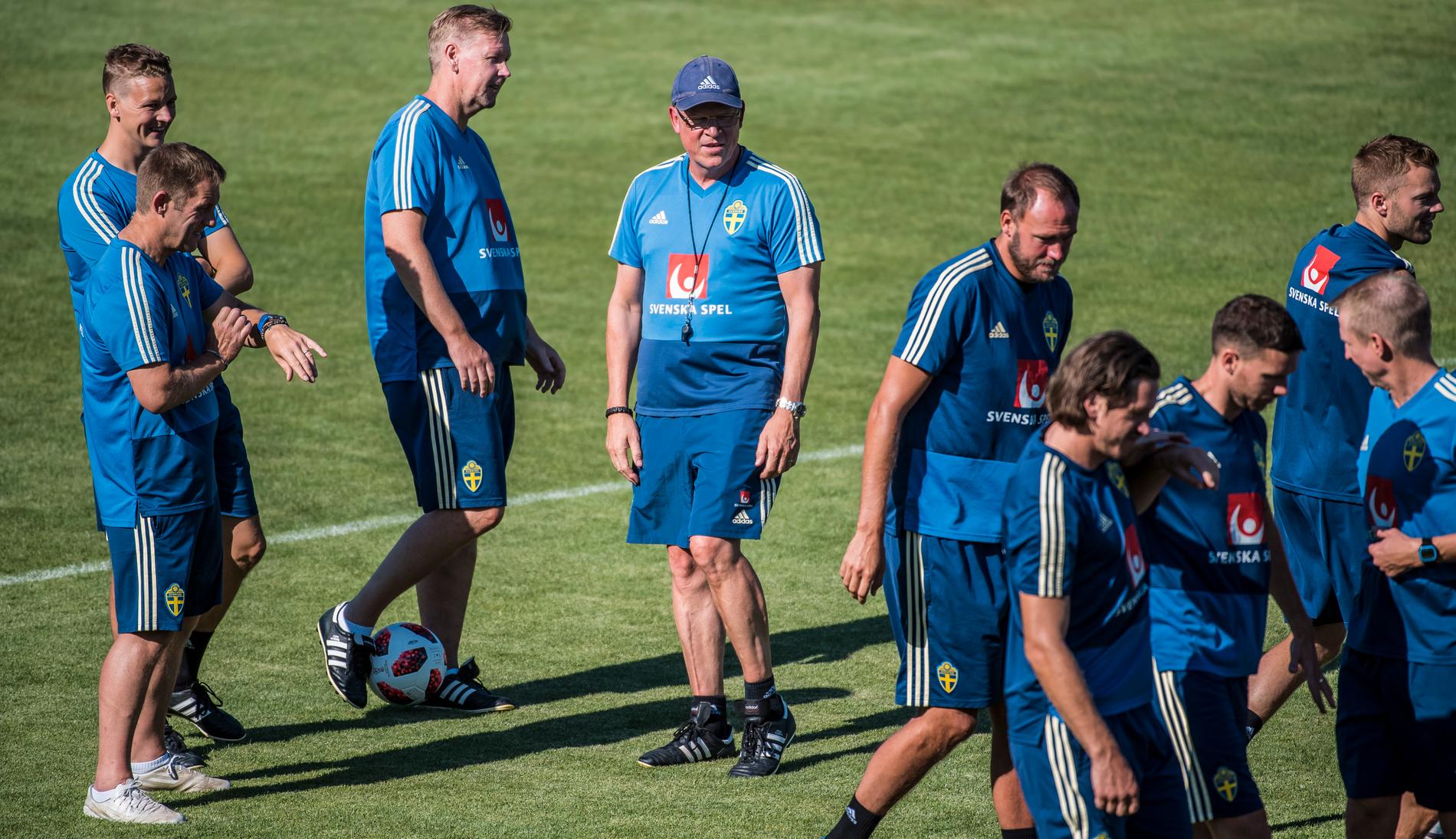 Janne Andersson leder sina spelare, men står mitt i bland dem.