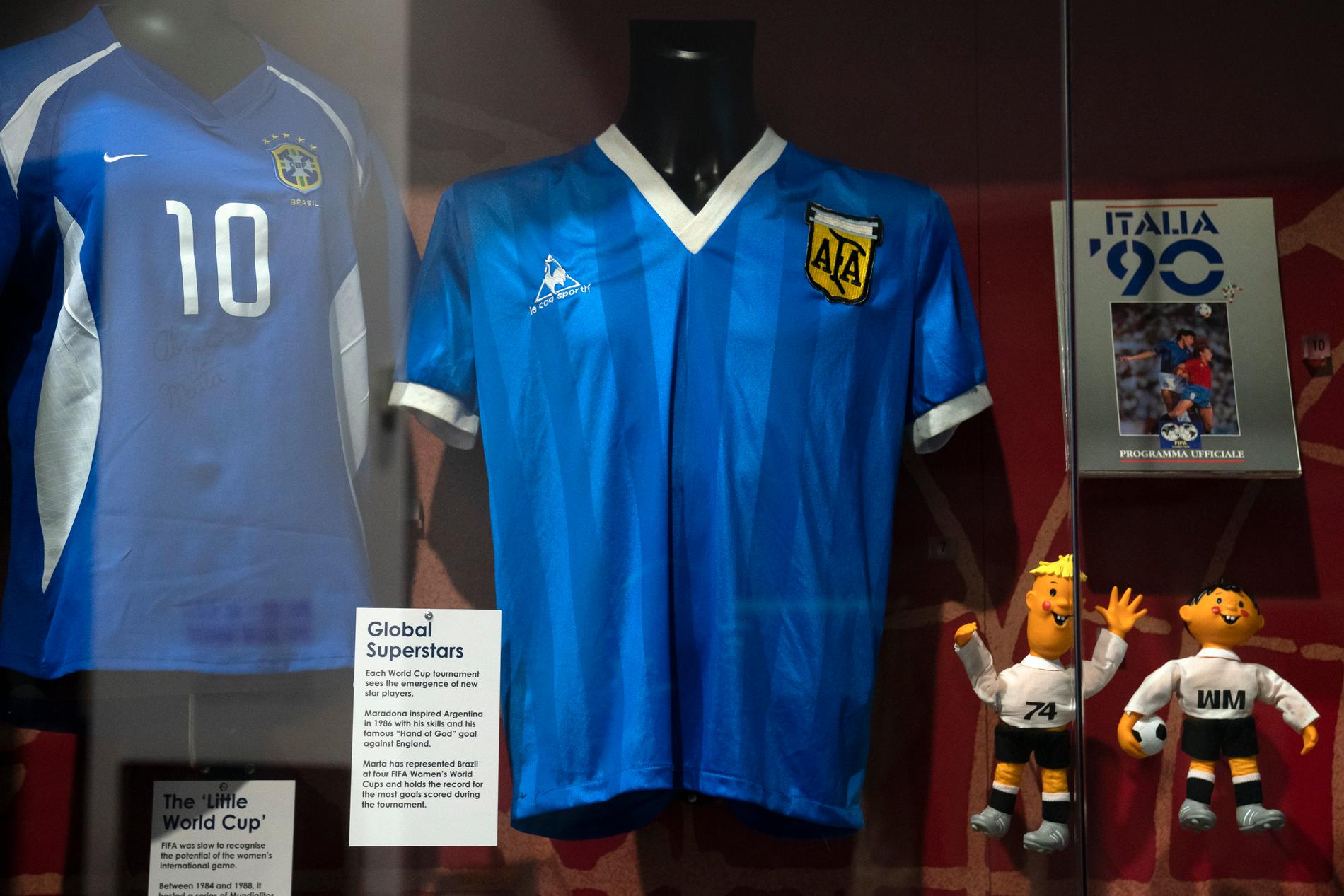 Tröjan som Maradona bar i kvartsfinalen i VM 1986 ska nu säljas. Den har varit på ett engelskt fotbollsmuseum de senaste 20 åren. Arkivbild.