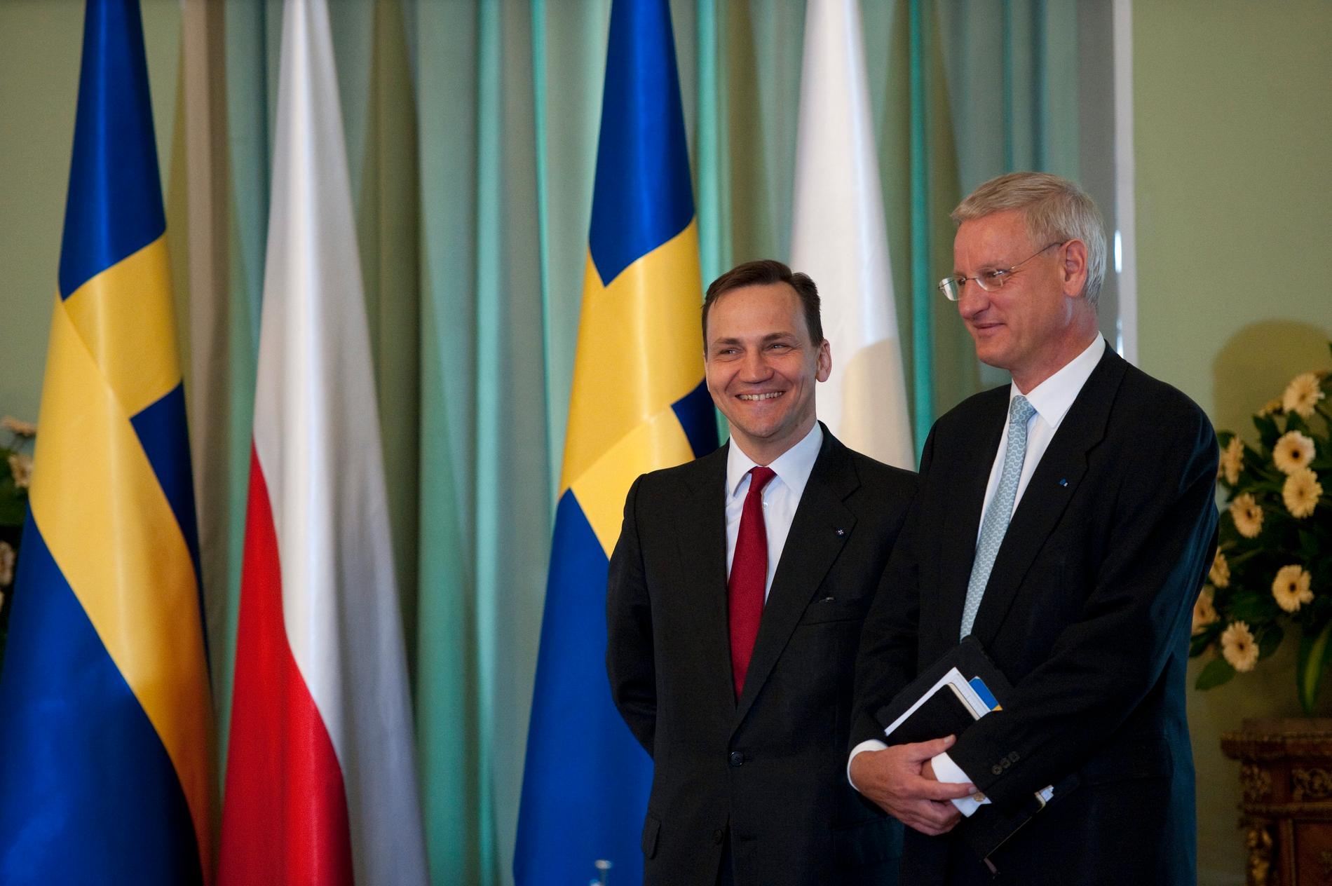 Dåvarande utrikesministrarna Radek Sikorski och Carl Bildt vid ett polskt-svenskt möte i Warszawa 2011. Arkivfoto.