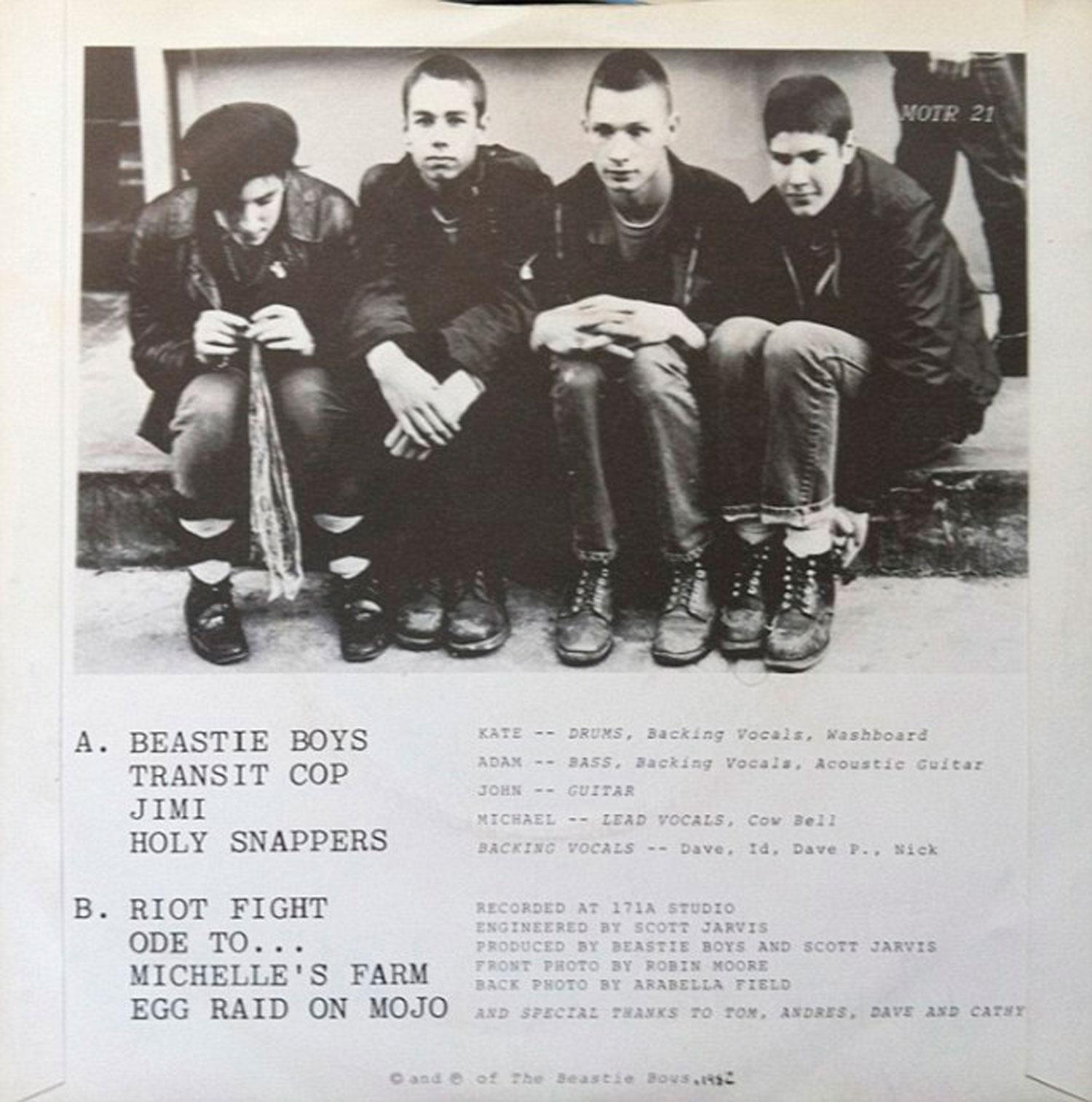 Beastie Boys från vänster Kate Schellenbach, Adam Yauch, Berry and Mike Diamond på omslaget till bandets EP Polly Wog Stew.