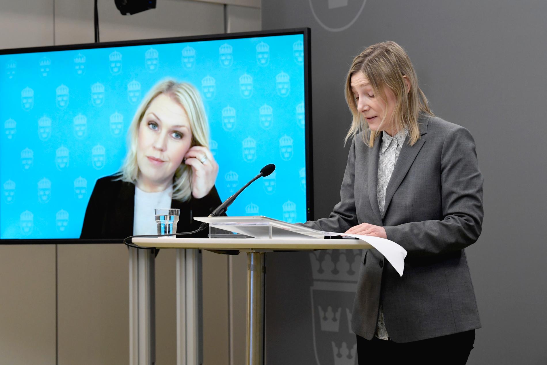 Socialminister Lena Hallengren (S) tar emot förslag om en lex "Lilla Hjärtat" från utredare Charlotte Lönnheim under en pressträff i Rosenbad i mars 2021.