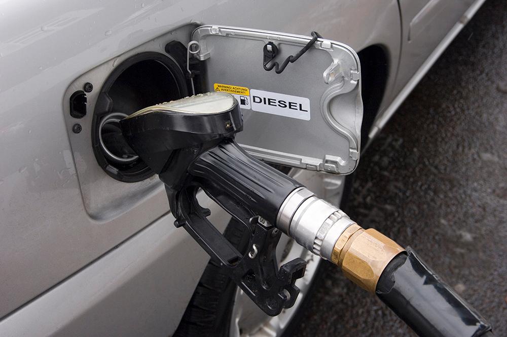 Dieselpriset kan snart höjas med över en krona per liter, enligt Preem.