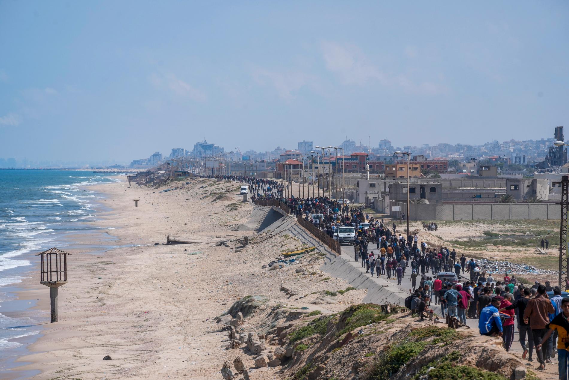Palestinier i centrala Gaza försökte under söndagen gå till fots mot Gazas norra delar.