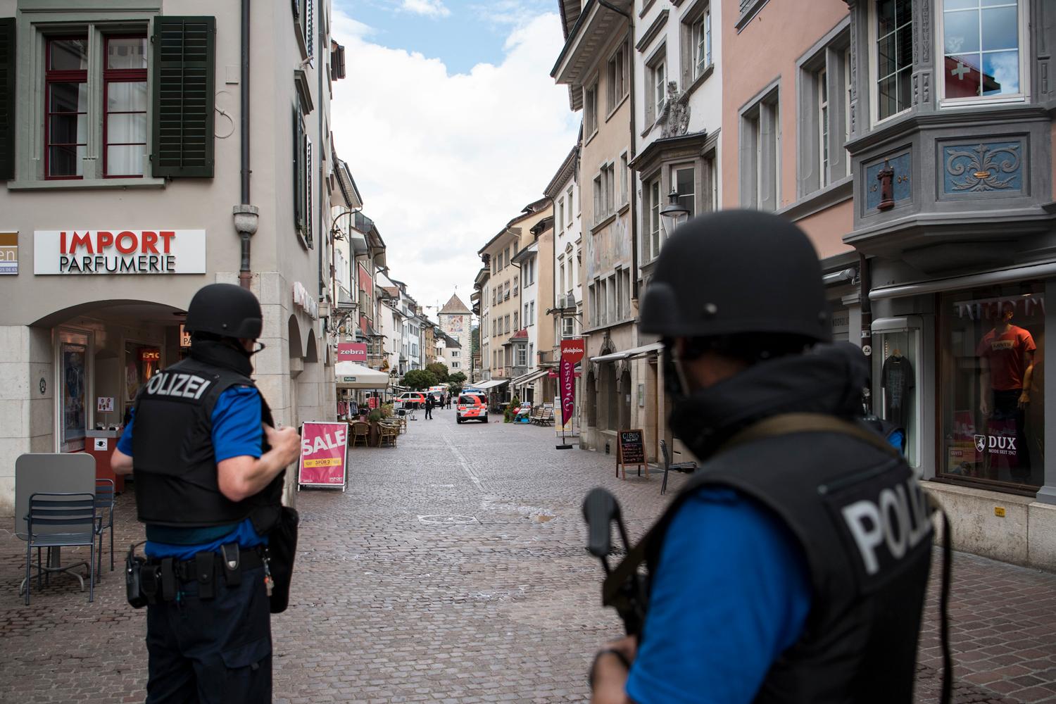 Schweizisk polis jagar en man efter en motorsågsattack.