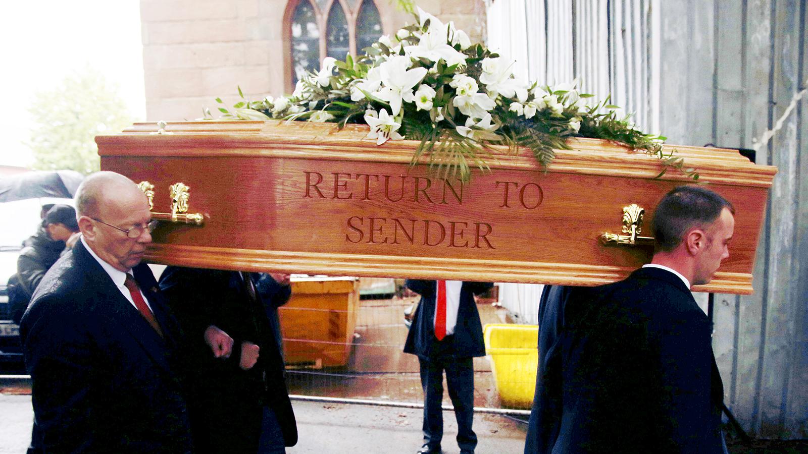 ”Return to sender”, titeln på en av Elvis Presleys mest kända låtar, stod inristat på Freddie Stars kista när han begravdes under torsdagen.