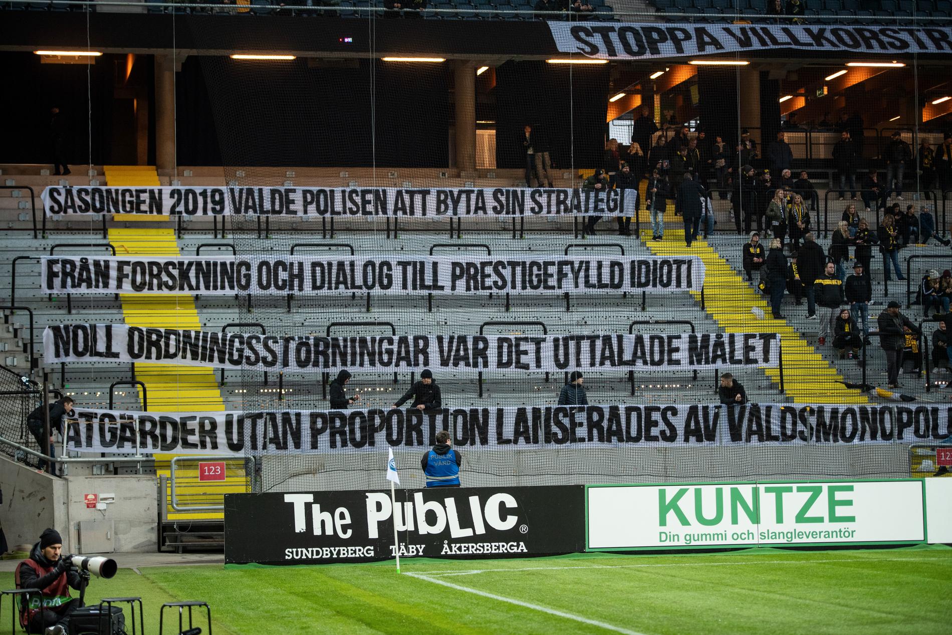 Allsvenska året 2019 präglades av en konflikt mellan supportergrupper och polisen. Nu föreslås en lösning. Här manifesterar AIK:s supportrar under sista matchen, mot Gif Sundsvall. Arkivbild.