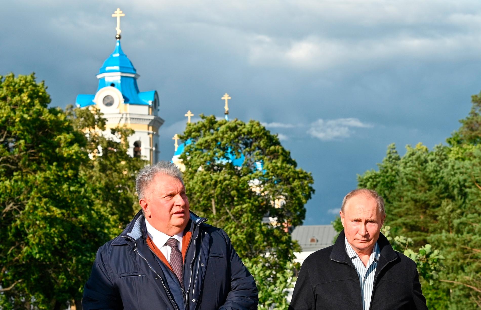 Rosnefts vd Igor Sechin tillsammans med Rysslands president Vladimir Putin i juli i fjol. Nu föreslås den ryska staten få en rekordstor utdelning från Rosneft. Arkivbild.