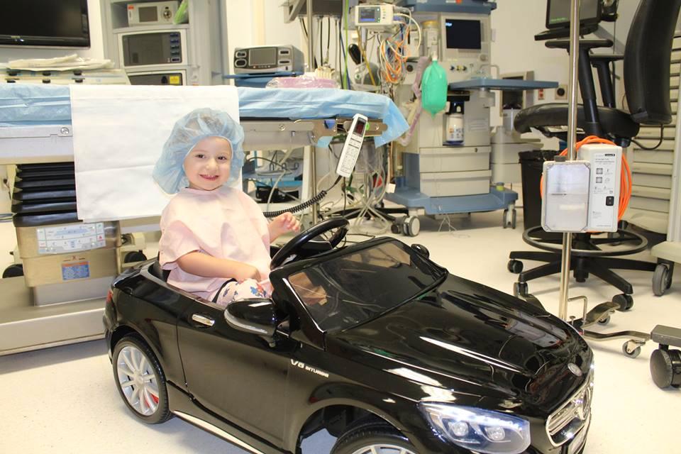 Förutom den rosa Volkswagen så har sjukhuset en svart mini-Mercedes också.