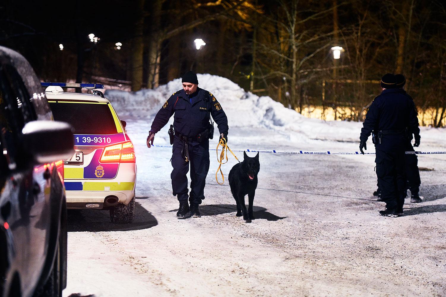 Polis i Fagersjö efter skjutning.