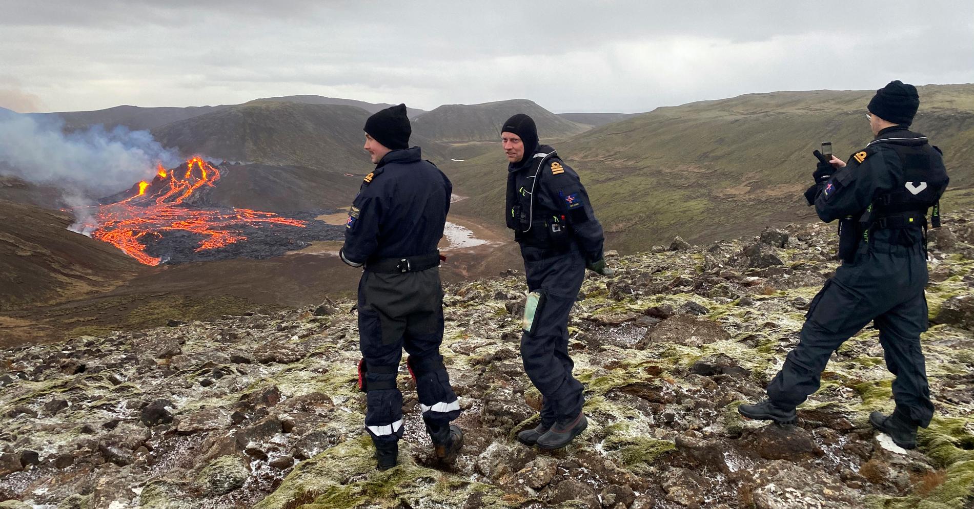 Forskare och Islands kustbevakning jobbar nära den rinnande kratern.