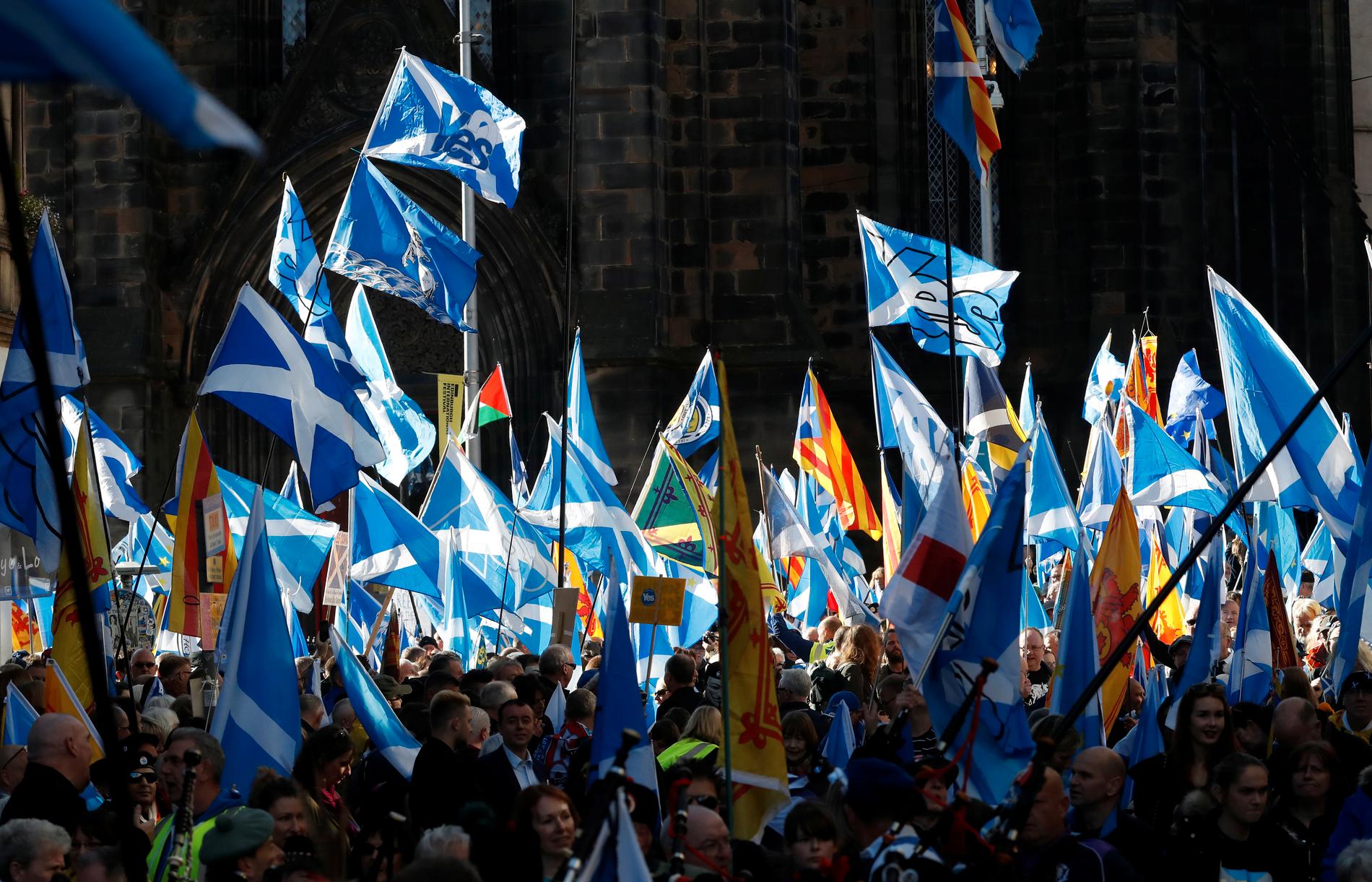 Tiotusentals marscherade genom Edinburgh i en demonstration för självständighet i Skottland.