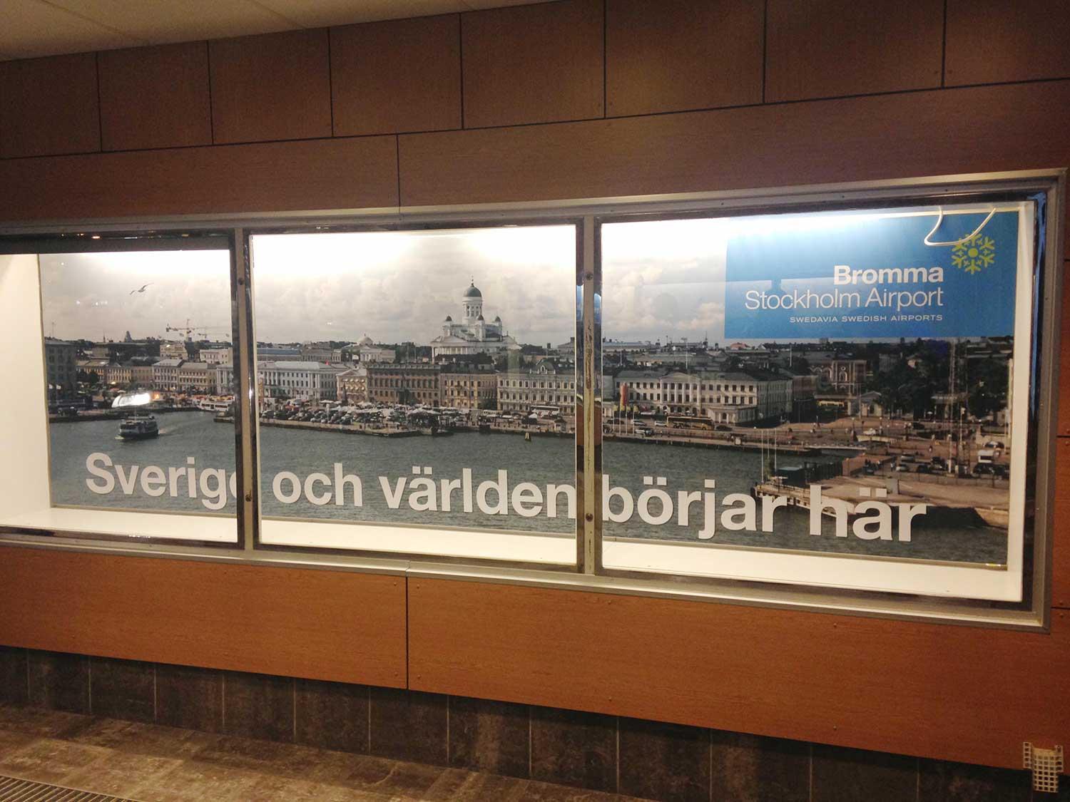 Reklamen på Bromma flygplats som förbryllar.