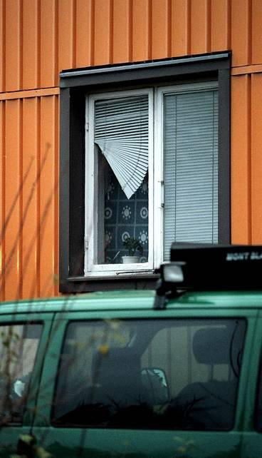 HITTADES PÅ HALLGOLVET Mördarna täckte över fönstren för att förhindra insyn. I går morse hittades den mördade 83-åringen på hallgolvet.
