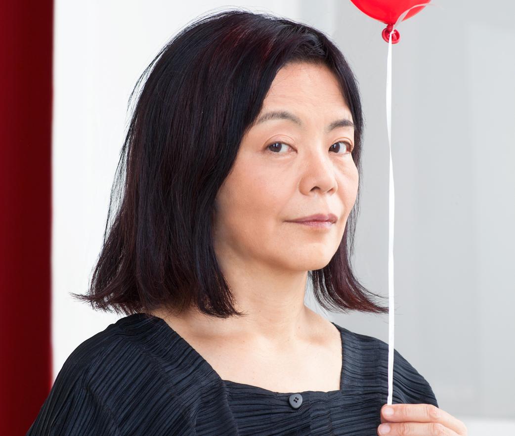 Yoko Tawada, (född 1960 i Japan) bor sedan 80-talet i Tyskland och skriver på både japanska och tyska. Hon har tilldelats flera av de båda ländernas största litteraturpriser. Bokförlaget Tranan har tidigare gett ut ”En isbjörns memoarer” (2019) och ”Sändebudet” (2020).