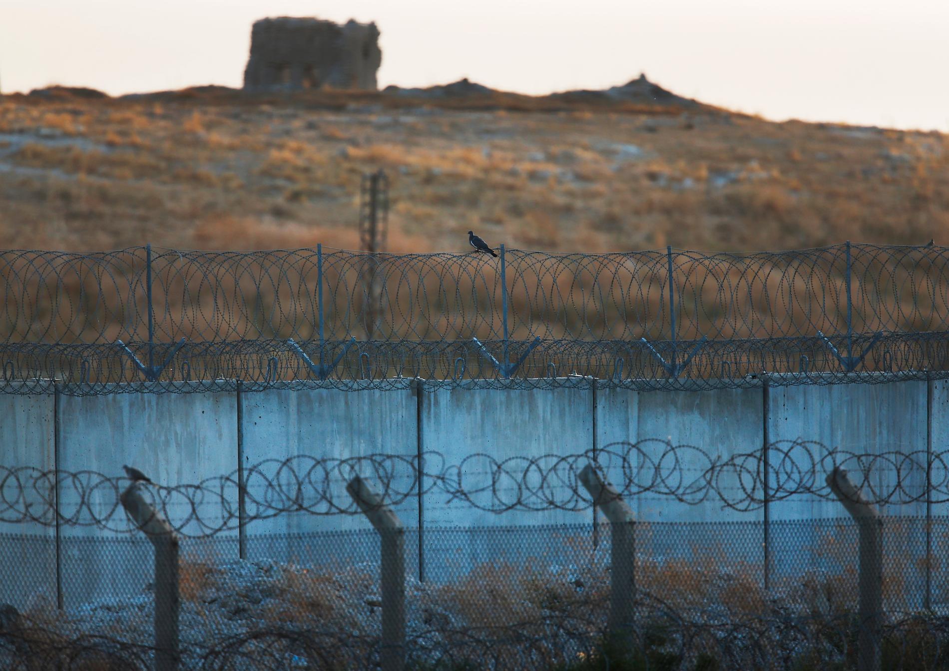 Bild tagen från den turkiska sidan av gränsen mot Syrien på tisdagen.