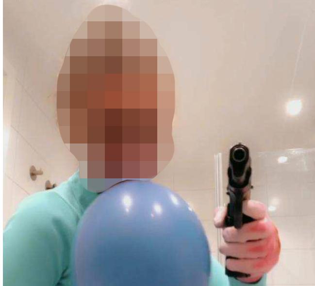 En 21-årig kvinna poserar med det vapen som sedan en 15-årig kille använde för att skjuta en gängledare till döds.
