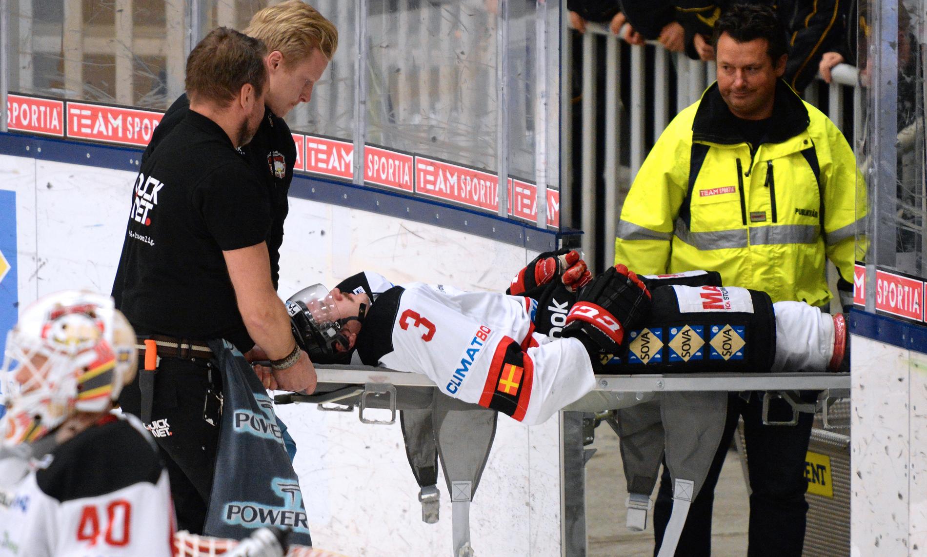 Malmös Björn Karlsson bärs ut på bår efter att ha drabbats av en förmodad hjärnskakning.