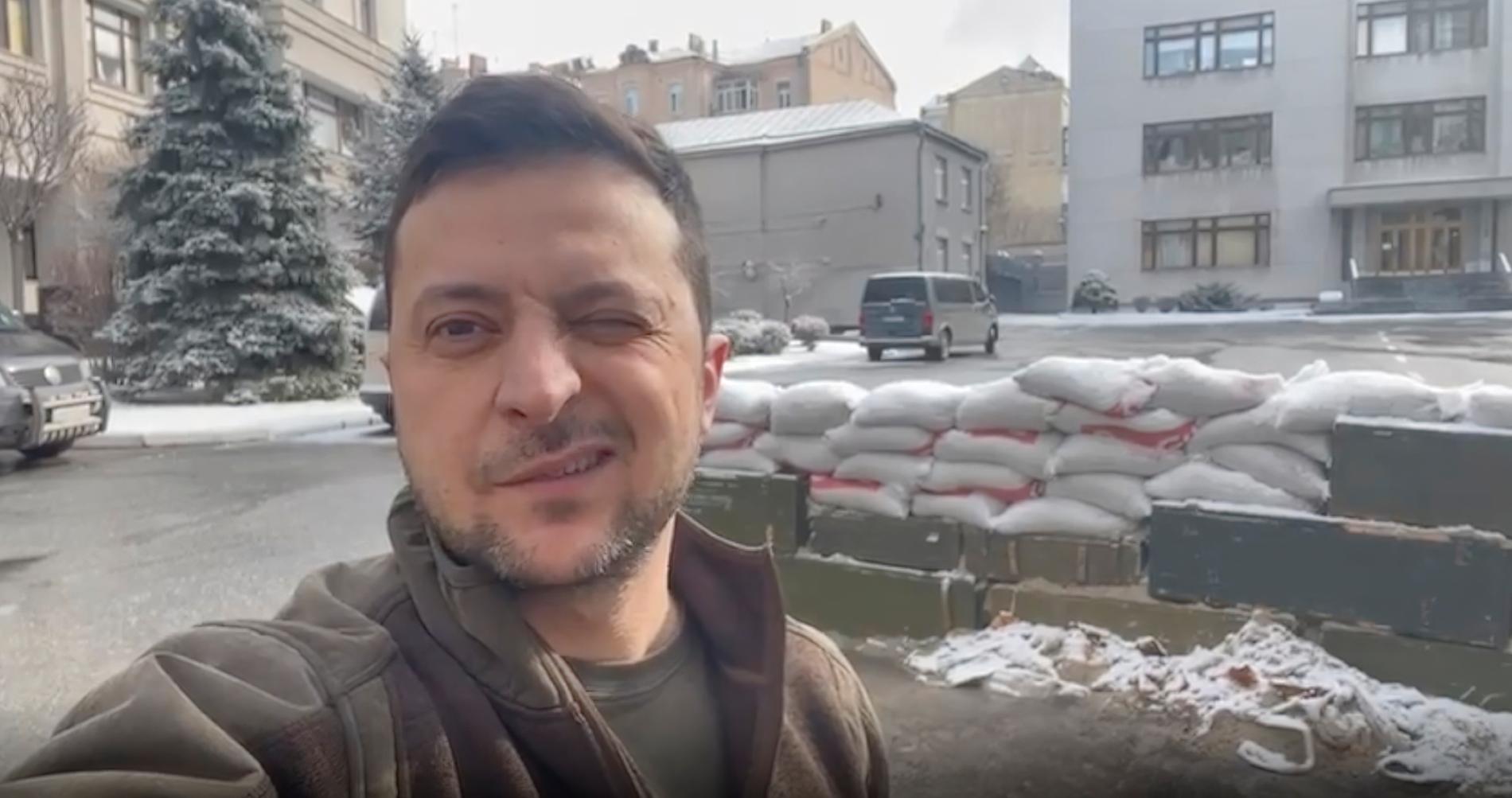 Zelenskyj blinkar i en video från Kiev. 