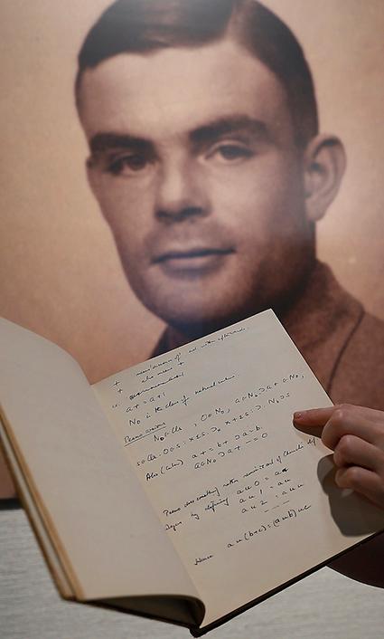 Datapionjären Alan Turing (1912–1954) och en av hans räkneböcker.
