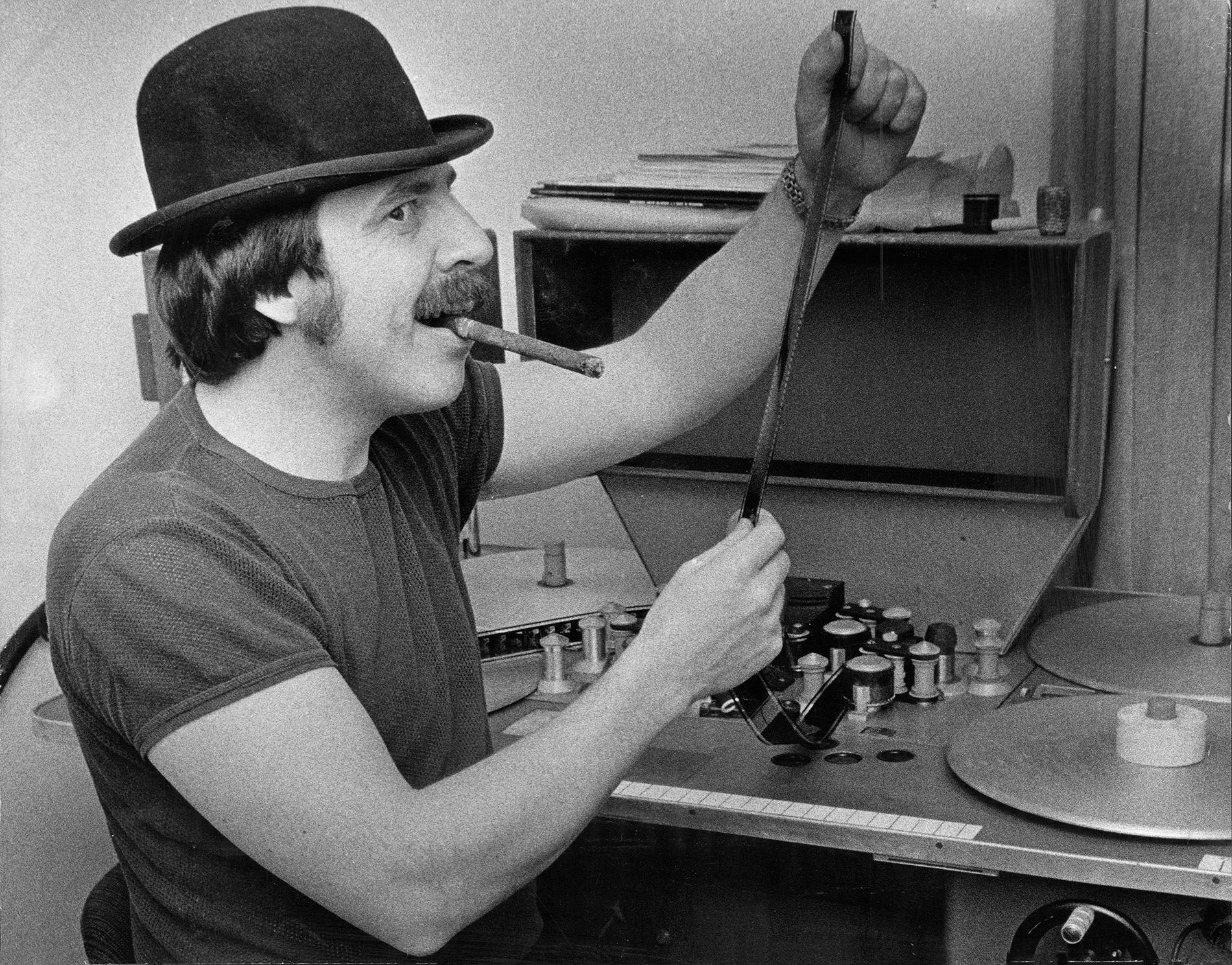 Janne "Loffe" Carlsson sitter vid klippmaskin på sin reklambyrå inför rollen som  "Passepartouts" i  tv-serien "Jorden runt på 80 dagar" 1974.